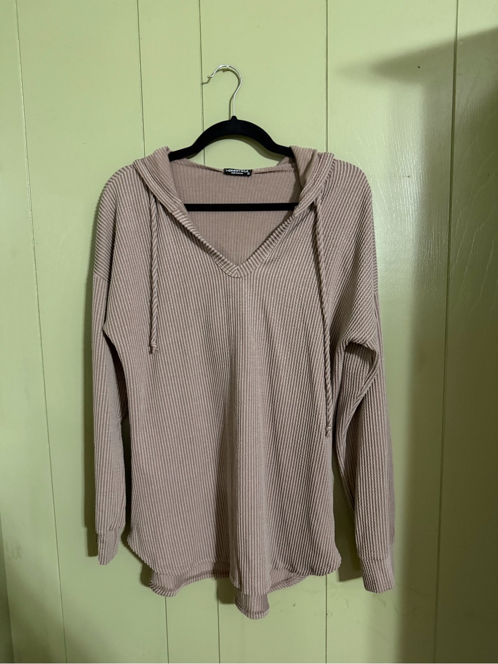 Ribbed V-Neck Hooded Pullover in Taupe